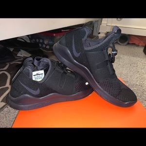 Size 9 Nike shoes unisex.